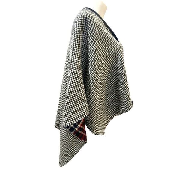 Reversible Shawl Herringbone One Side And Plaid On The Other Button Closure - Picture 5 of 9